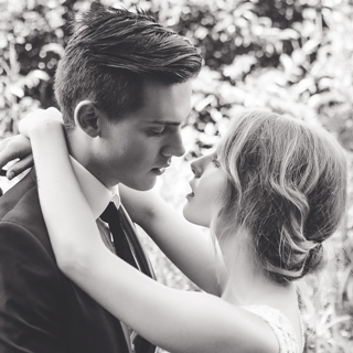 Alissa & Matwej lachen gemeinsam – glückliches Paar über Afro Love